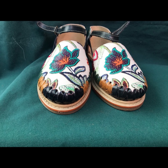 Women’s floral huaraches - Picture 2 of 4